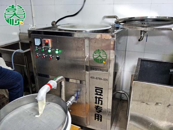 彭大順現(xiàn)磨豆腐坊透明化生產，現(xiàn)做現(xiàn)賣