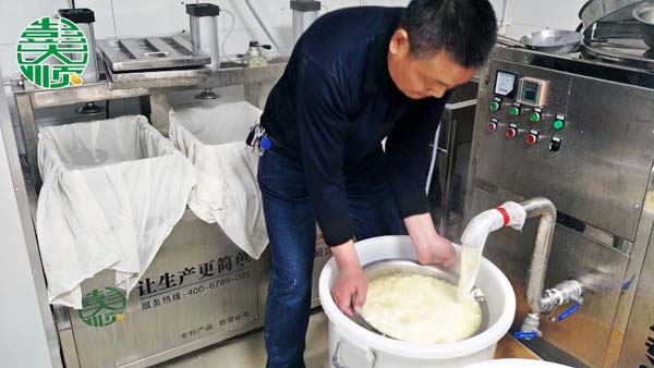 彭大順現(xiàn)磨豆腐坊透明化生產，現(xiàn)做現(xiàn)賣