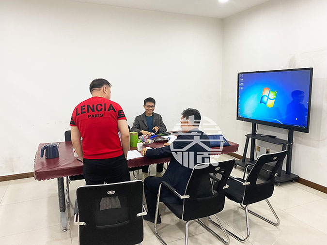 菏澤全自動(dòng)豆腐機(jī)客戶(hù)來(lái)彭大順工廠溝通設(shè)備需求