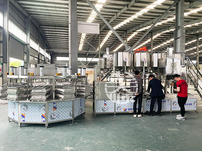 菏澤全自動(dòng)豆腐機(jī)客戶(hù)參觀彭大順工廠自動(dòng)化生產(chǎn)線(xiàn)設(shè)